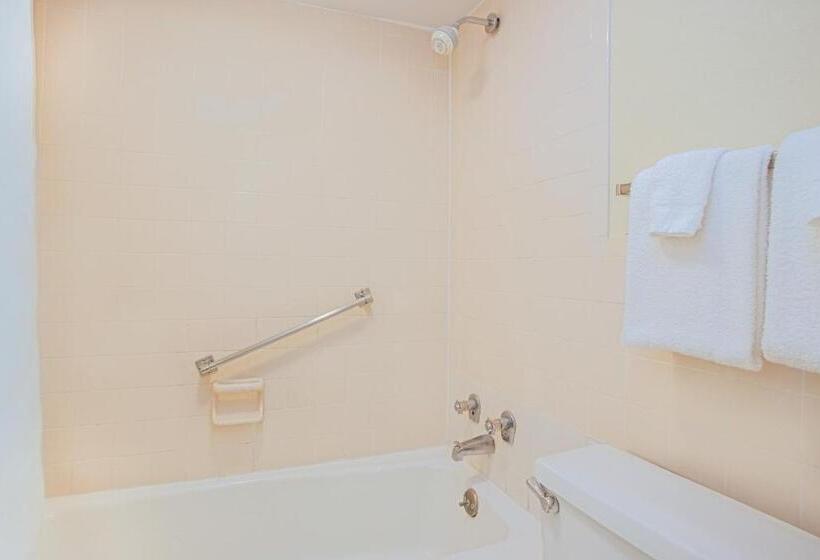 带大床的标准间, Days Inn By Wyndham Bristol Parkway