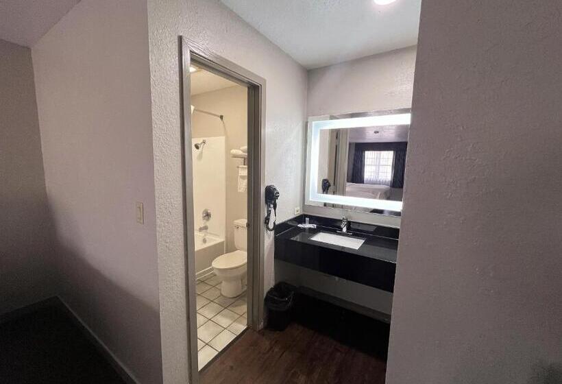 Номер Стандарт, Days Inn & Suites By Wyndham   Canton First Monday Trade Days