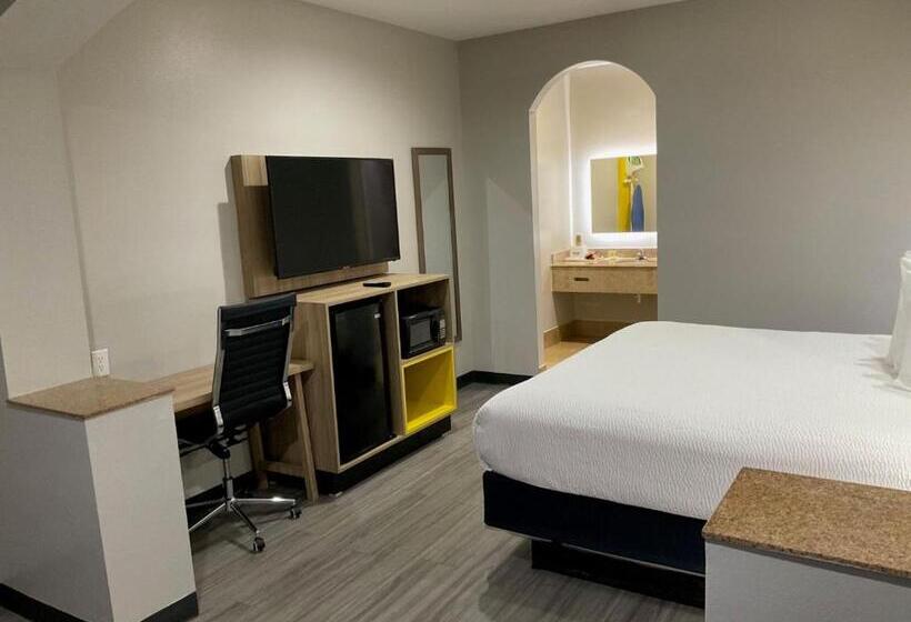 キングサイズベッドのスイートルーム, Days Inn By Wyndham Humble/houston Intercontinental Airport