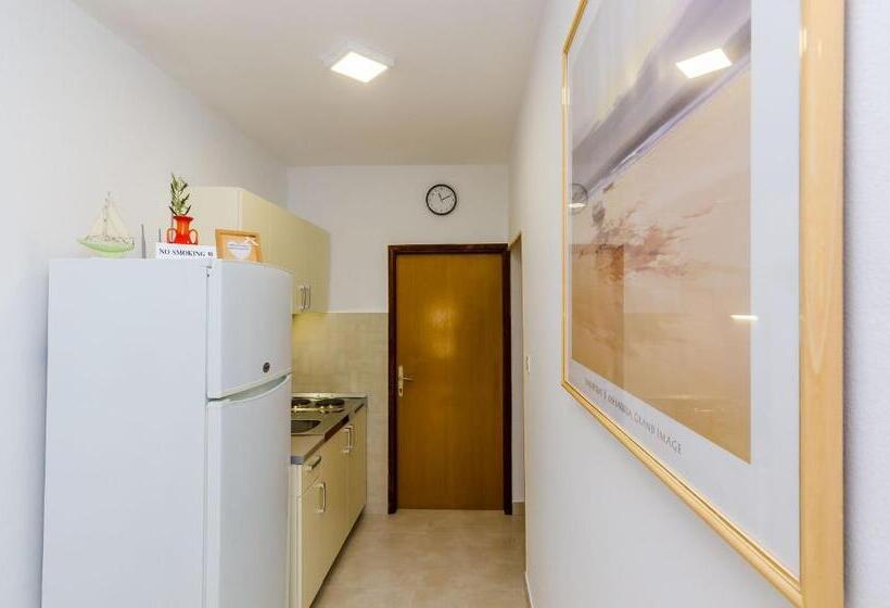 オーシャンビュースタンダードルームバルコニー付き, Apartments Botica
