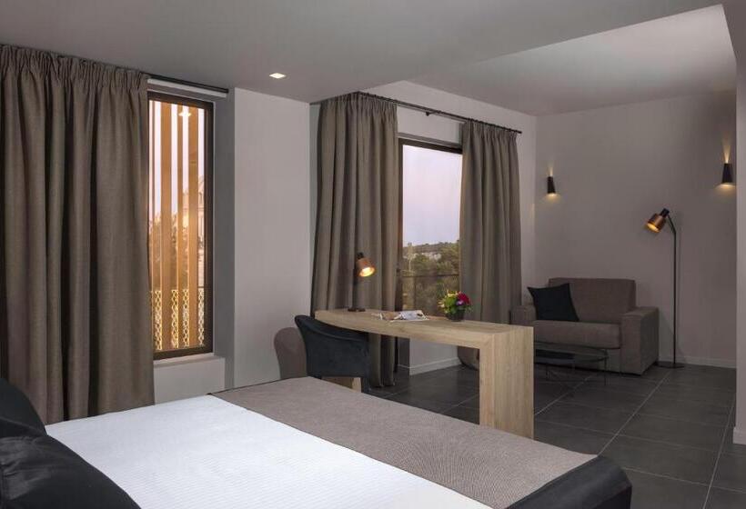 سوییت با چشم‌انداز دریا, Azur Suites