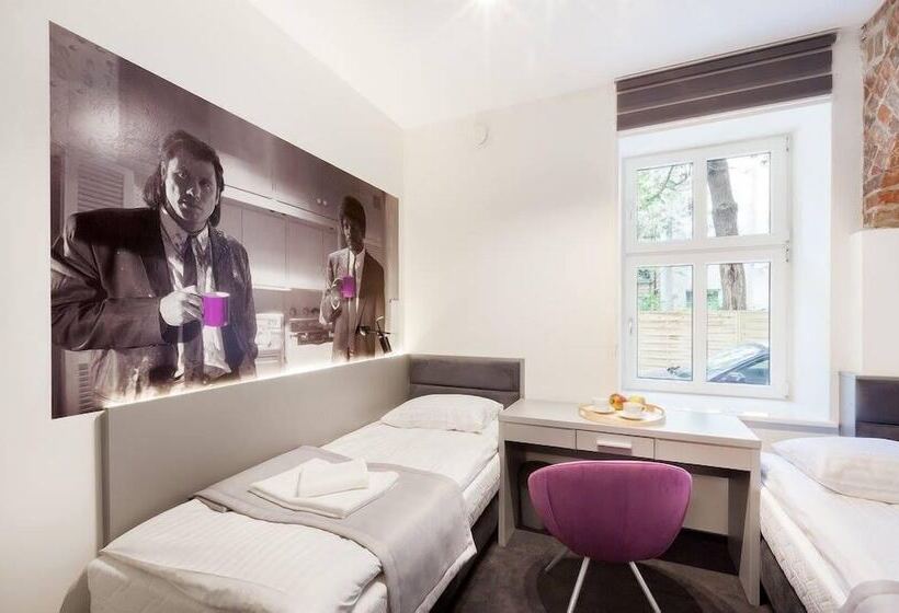 اتاق استاندارد با سرویس بهداشتی مشترک, Cinema Hostel