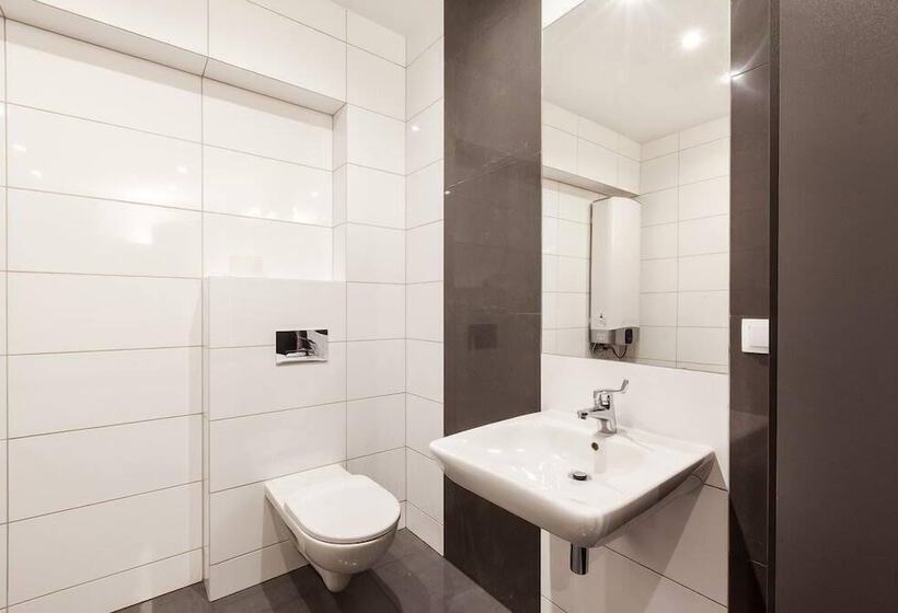 اتاق استاندارد با سرویس بهداشتی مشترک, Cinema Hostel