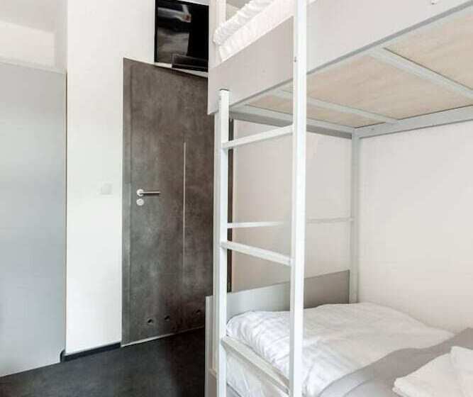 اتاق استاندارد سه نفره, Cinema Hostel