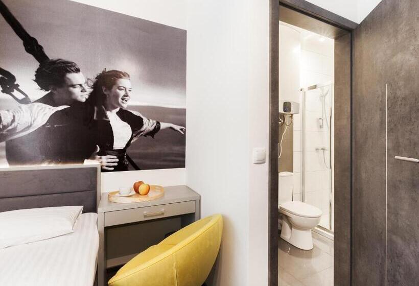 اتاق استاندارد, Cinema Hostel