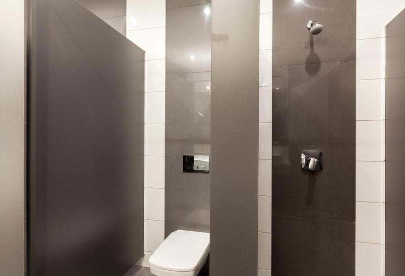 اتاق استاندارد با سرویس بهداشتی مشترک, Cinema Hostel