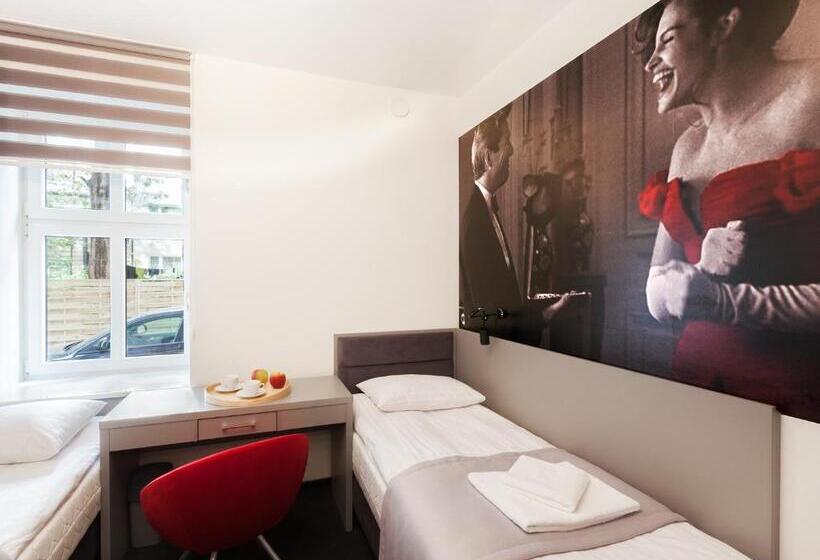 اتاق استاندارد با سرویس بهداشتی مشترک, Cinema Hostel