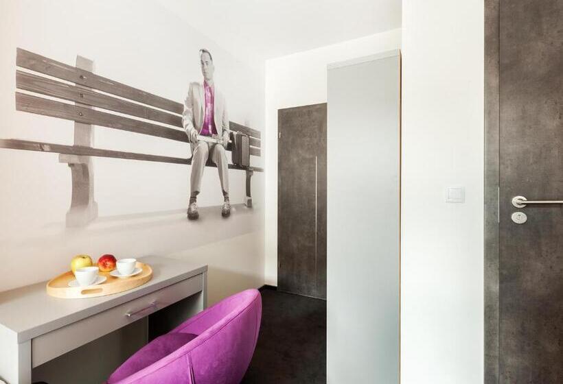 اتاق استاندارد سه نفره, Cinema Hostel