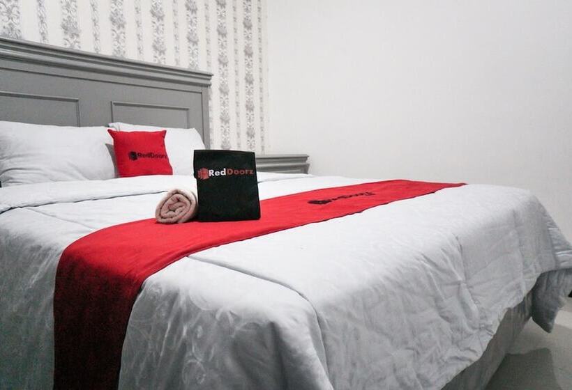 Номер Economy, Reddoorz Plus @ Tlogomas