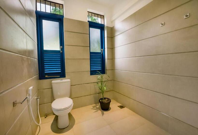 Quarto Familiar, Urchin Unawatuna