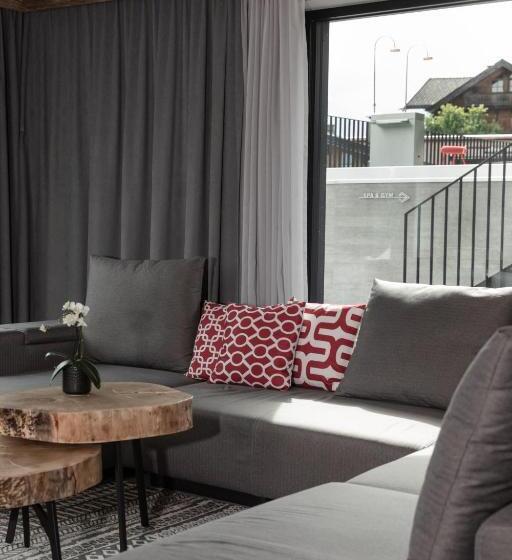 ２ベッドルームアパートメント, Going Triple A Apartments East
