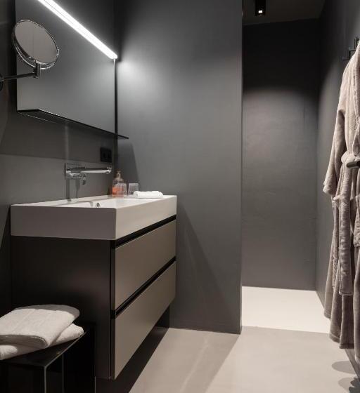 テラス付き１ベッドルームアパートメント, Going Triple A Apartments East