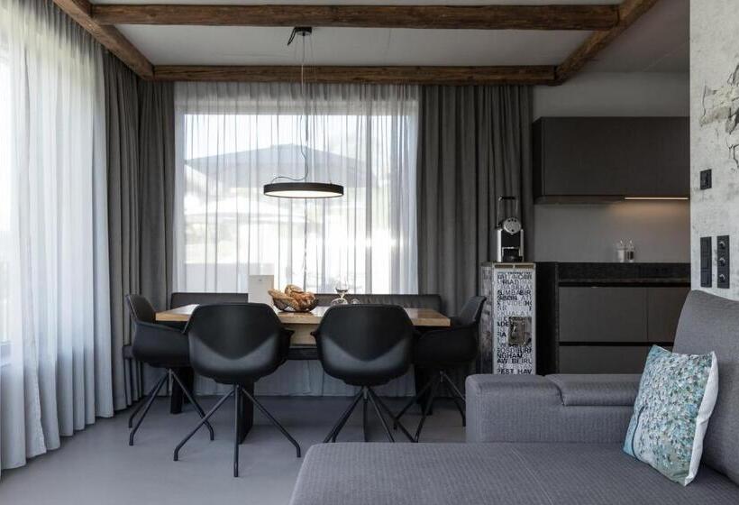 テラスつきの２ベッドルームアパートメント, Going Triple A Apartments East