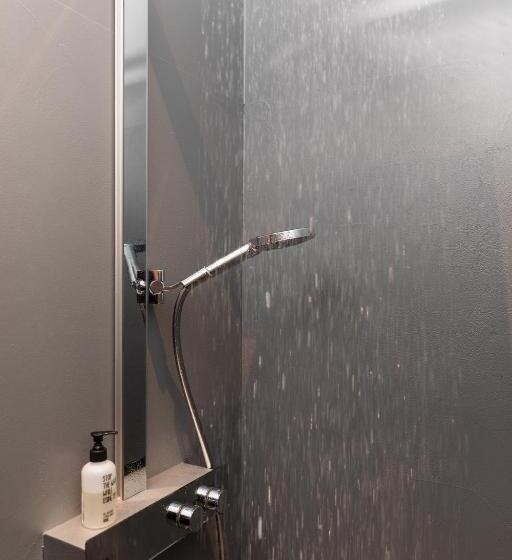 テラスつきの２ベッドルームアパートメント, Going Triple A Apartments East