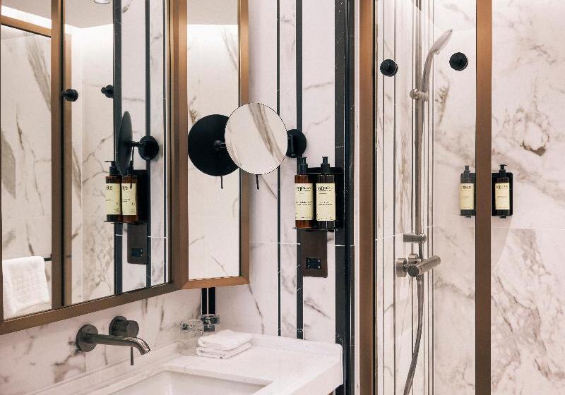 家庭间, Page8, Page Hotels