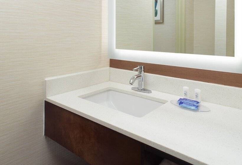 스위트, Fairfield Inn & Suites Clarksville