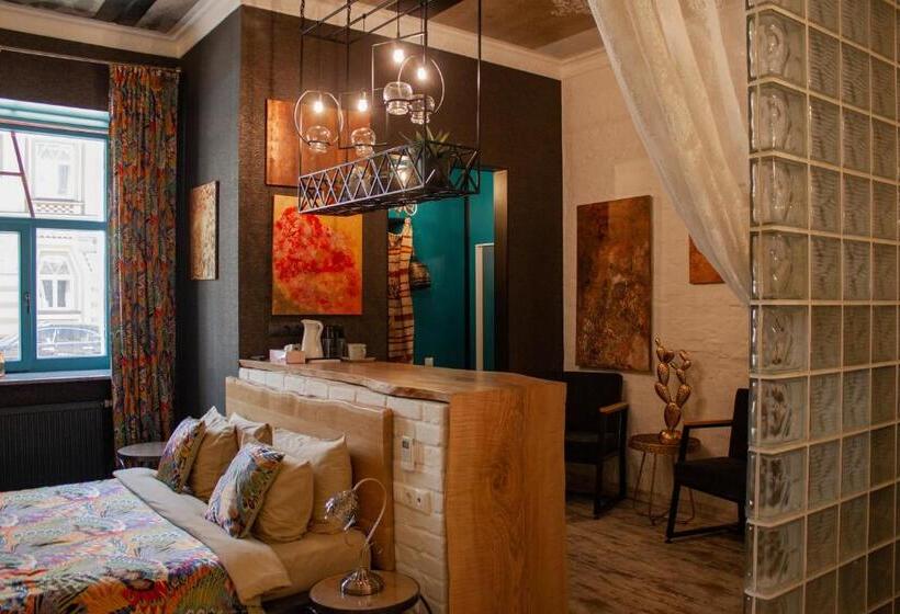 سوییت لوکس, Manna Boutique