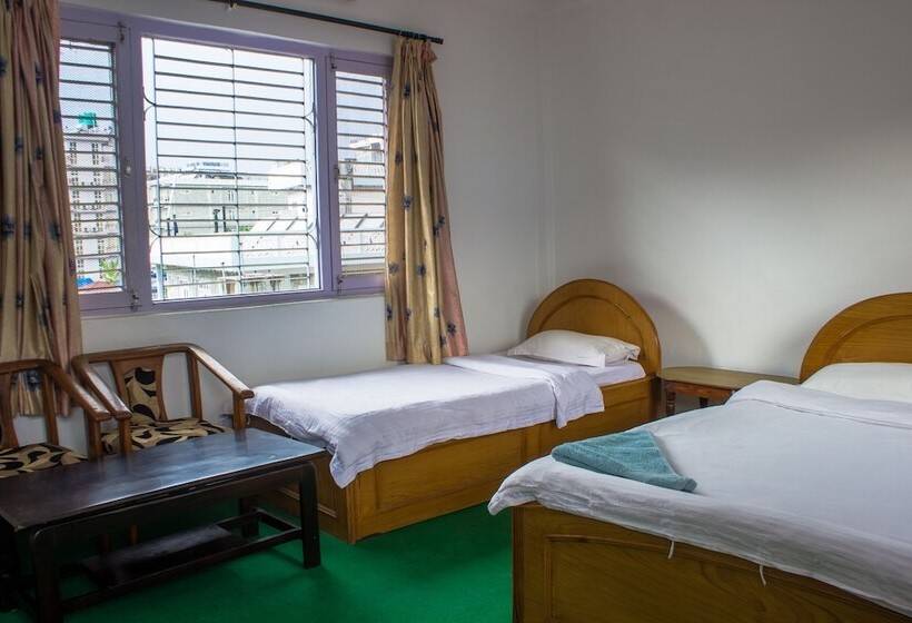 آپارتمان عادی 1 خوابه, Giri Guest House