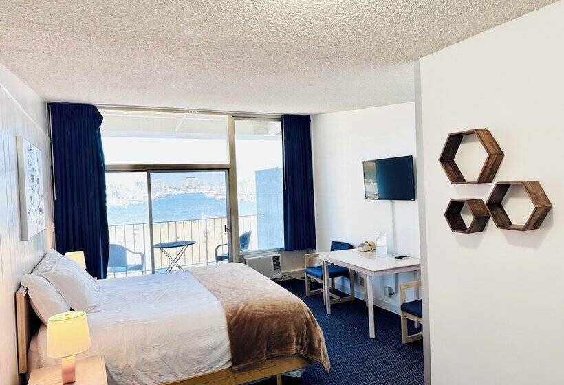 Romantic Room, Foghorn Harbor Inn