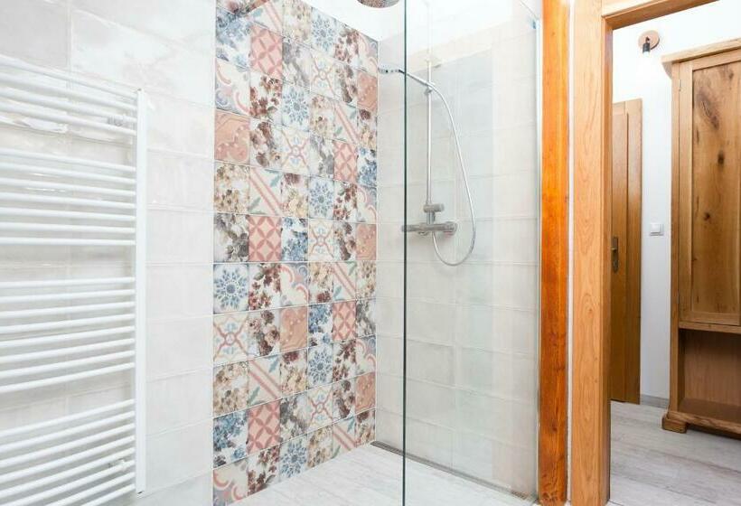 Standard Triple Room, Burina Residence