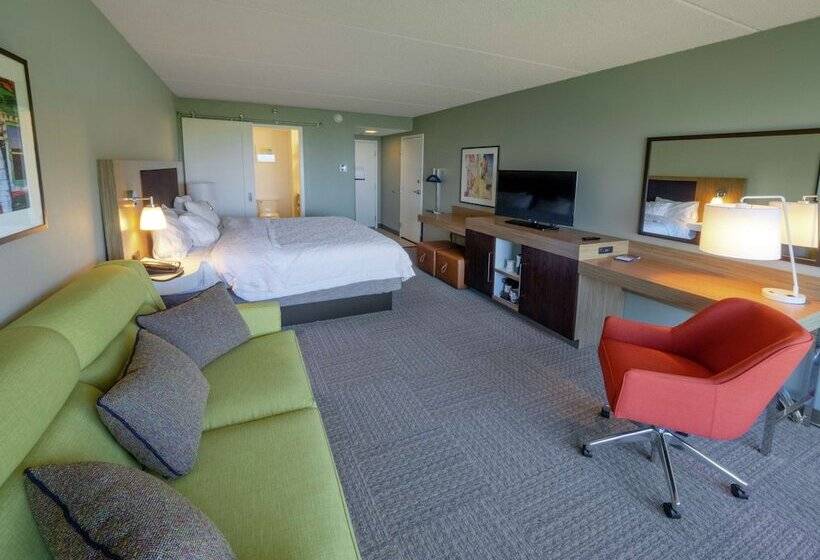 Standard Studio Double Bed, Hampton Inn Hazleton