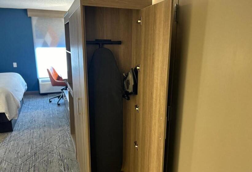 适合残疾人士使用的带超级大床的标准间, Holiday Inn Express Crestwood, An Ihg
