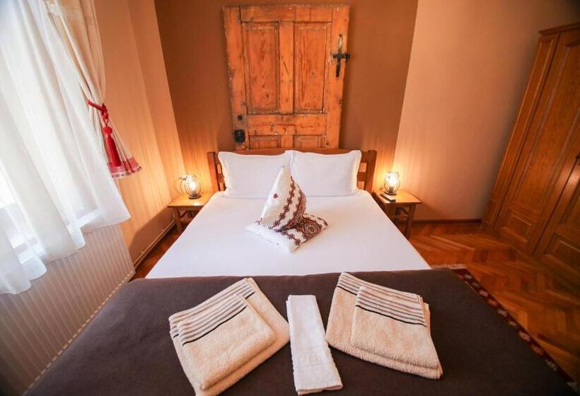 غرفة قياسية, Casa Cu Usi   House Of Doors