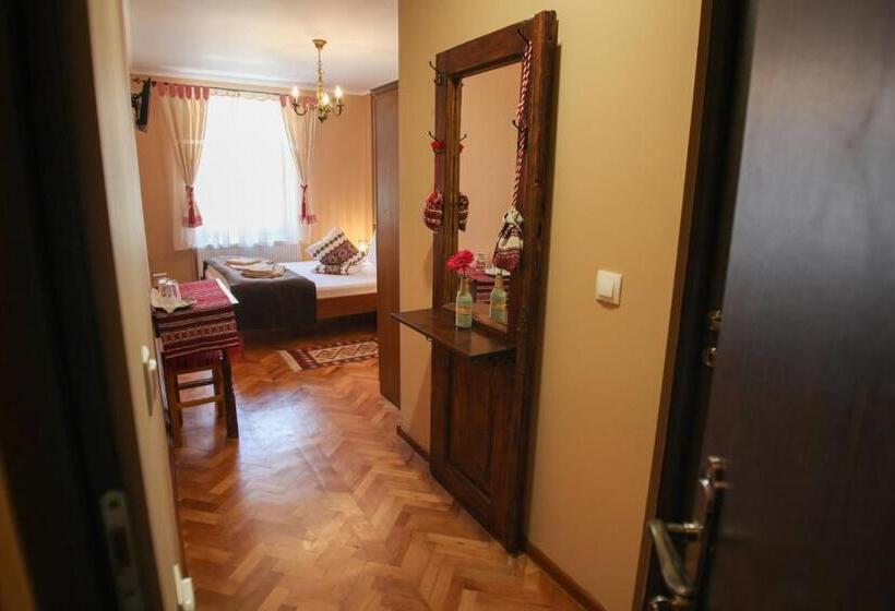 غرفة قياسية, Casa Cu Usi   House Of Doors