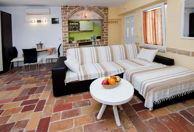 استودیوی استاندارد اینتریور, Apartment Tomy / Studio Terrace A1