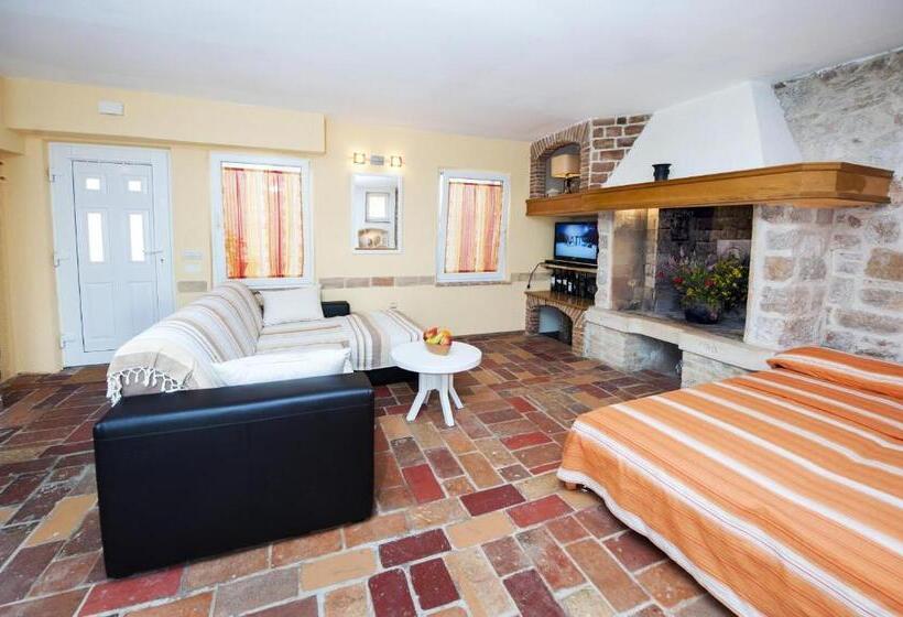 استودیوی استاندارد اینتریور, Apartment Tomy / Studio Terrace A1