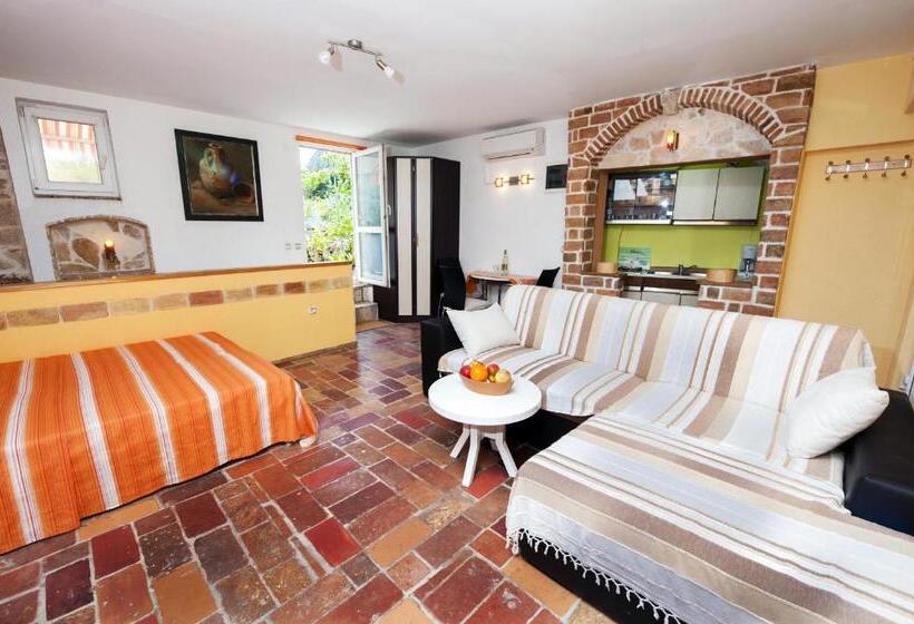 استودیوی استاندارد اینتریور, Apartment Tomy / Studio Terrace A1
