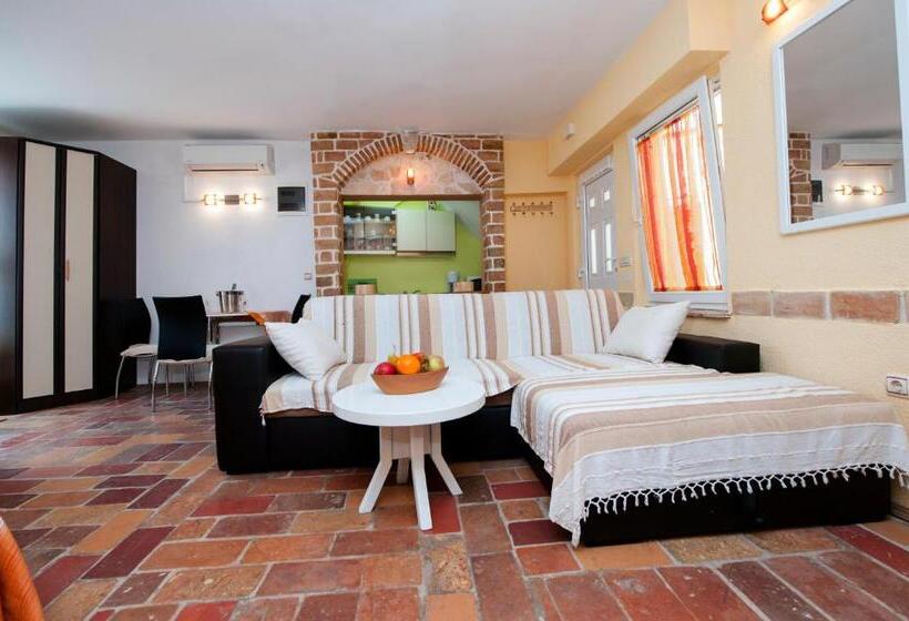 استودیوی استاندارد اینتریور, Apartment Tomy / Studio Terrace A1