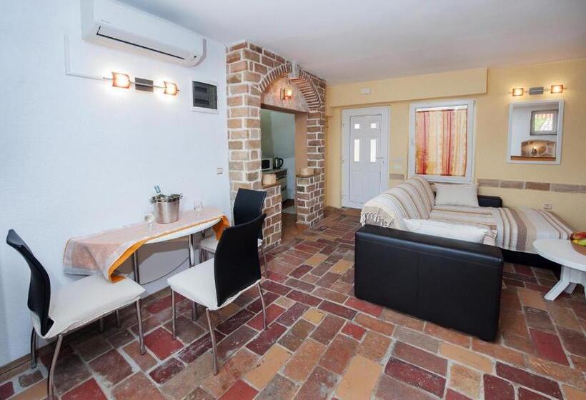 استودیوی استاندارد اینتریور, Apartment Tomy / Studio Terrace A1