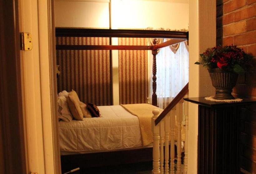 Номер Deluxe, Hines Mansion