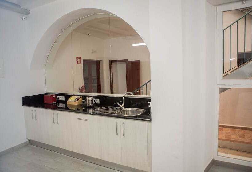 Кровать в Общей Комнате, Vivian S Guest House