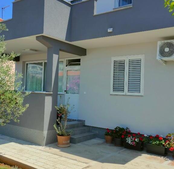 استودیوی استاندارد, The Nice Dreams Studio Apartment