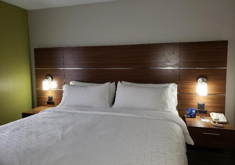 带大床的标准间, Holiday Inn Express Hotel & Suites Pigeon Forge, An Ihg