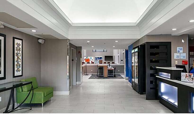 סוויטה מותאמת לאדם עם מוגבלויות, Holiday Inn Express & Suites Milton East I 10, An Ihg