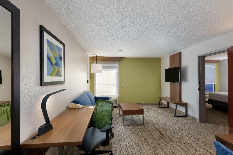 מיטת קינג בסוויטה, Holiday Inn Express & Suites Milton East I 10, An Ihg