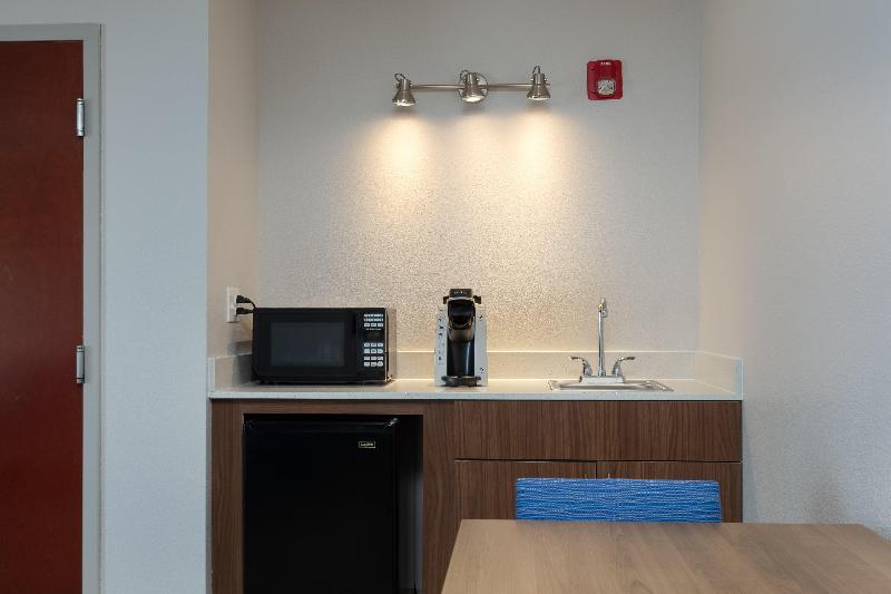 מיטת קינג בסוויטה, Holiday Inn Express & Suites Milton East I 10, An Ihg