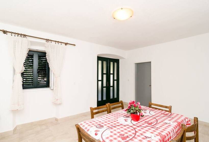 Апартаменты 3 Спальни Вид на Море, Apartments Božović
