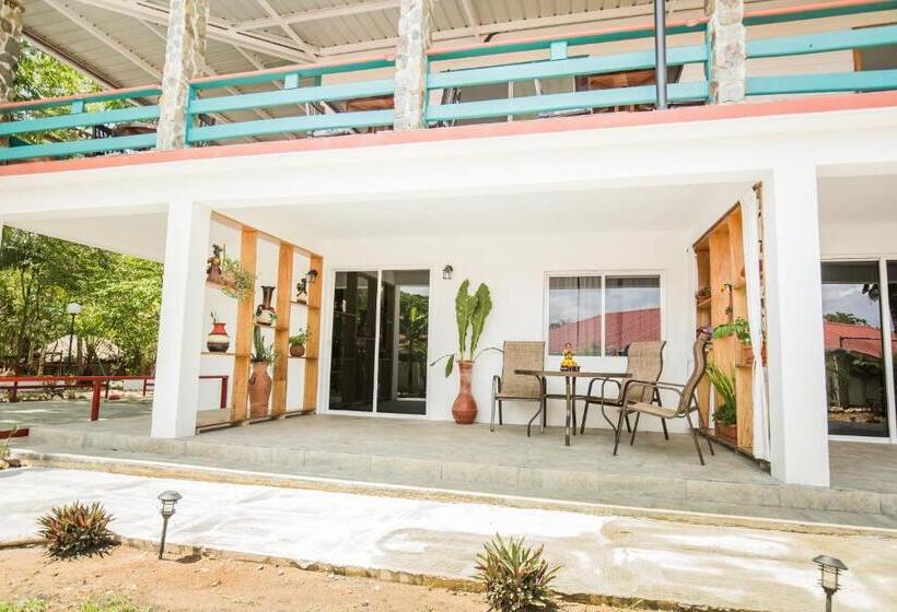 اتاق اکونومی, Falling Leaves Lodge