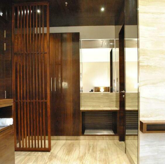 이그제큐티브 룸 킹사이즈 침대, Ramada By Wyndham Gandhidham Shinay