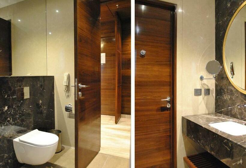 Номер Deluxe, Ramada By Wyndham Gandhidham Shinay