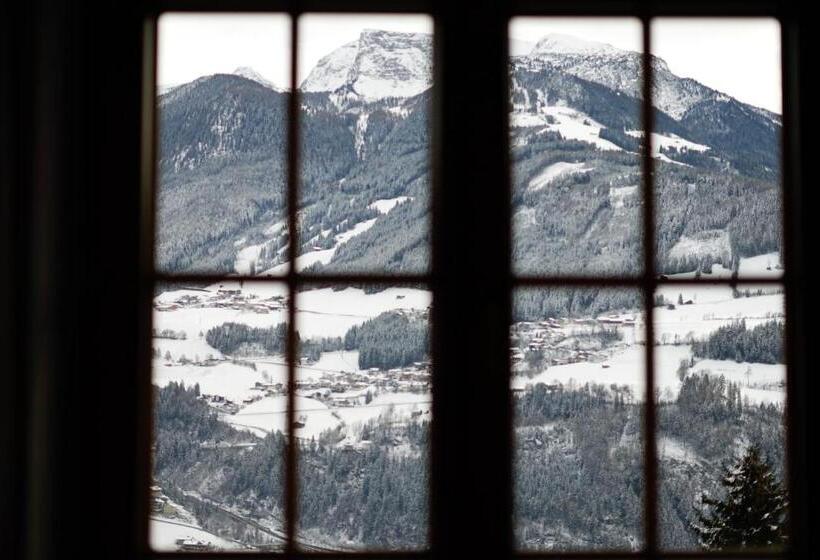 Люкс, Schulhaus Tirol