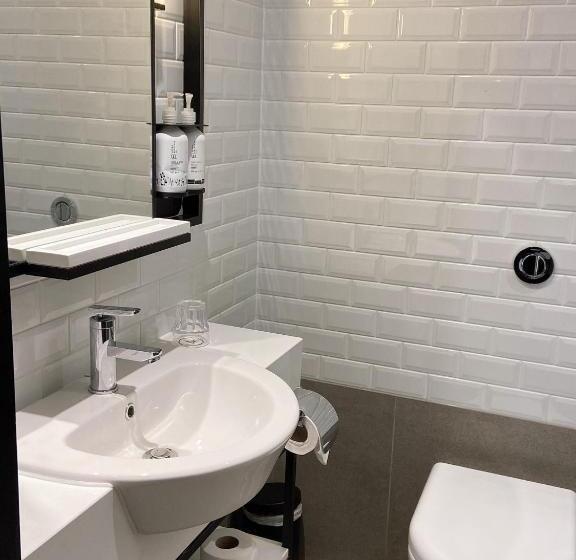 اتاق استاندارد یک نفره, Aerotel London Heathrow, Terminal 2 & Terminal 3
