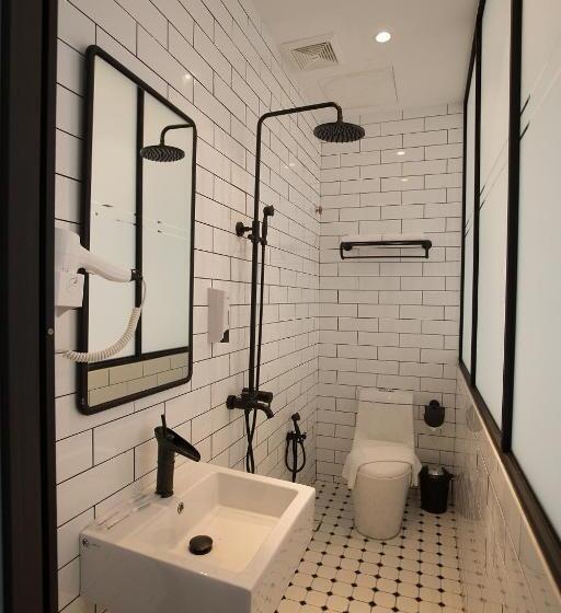 חדר משפחתי, The Southern Boutique