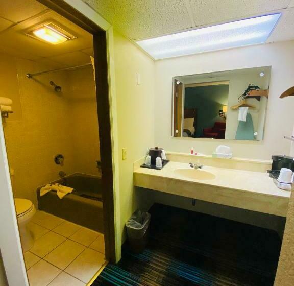 Номер Deluxe Кровать Куин, Days Inn & Suites By Wyndham St. Ignace Lakefront