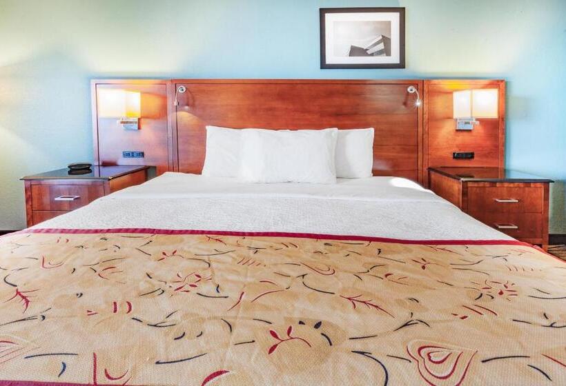 Номер Стандартный Кровать Куин, Days Inn & Suites By Wyndham St. Ignace Lakefront