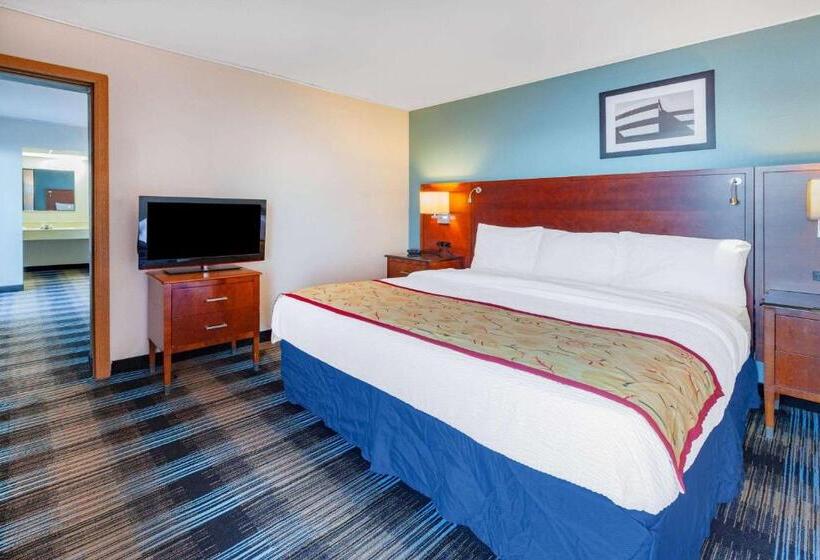 Люкс Кровать Квин, Days Inn & Suites By Wyndham St. Ignace Lakefront